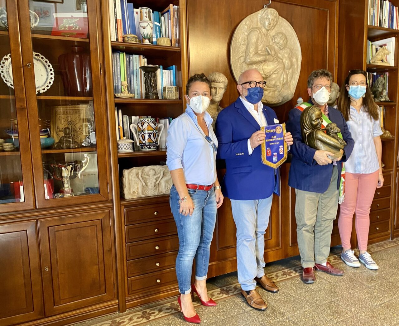 Il Rotary Club Bisenzio-Le Signe dona una statua di Renato Bertelli al Comune di Signa