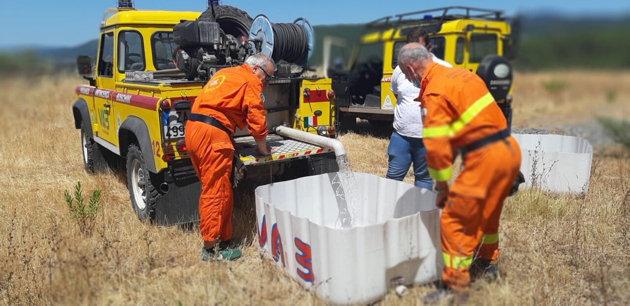 Vab e Comune portano due cisterne d’acqua a Cava Volpaie per abbeverare gli animali selvatici e rapaci