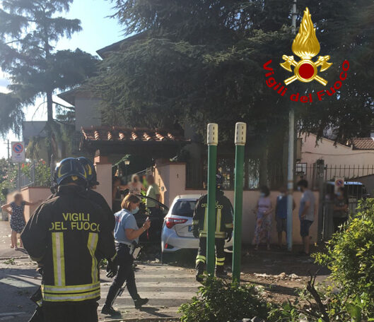 Perde il controllo dell’auto e distrugge tubatura del gas e muro di recinzione: paura in via di Gello a Prato