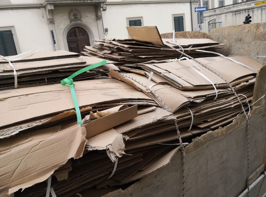 Trasporto irregolare di cartone, sequestrato furgone e carico