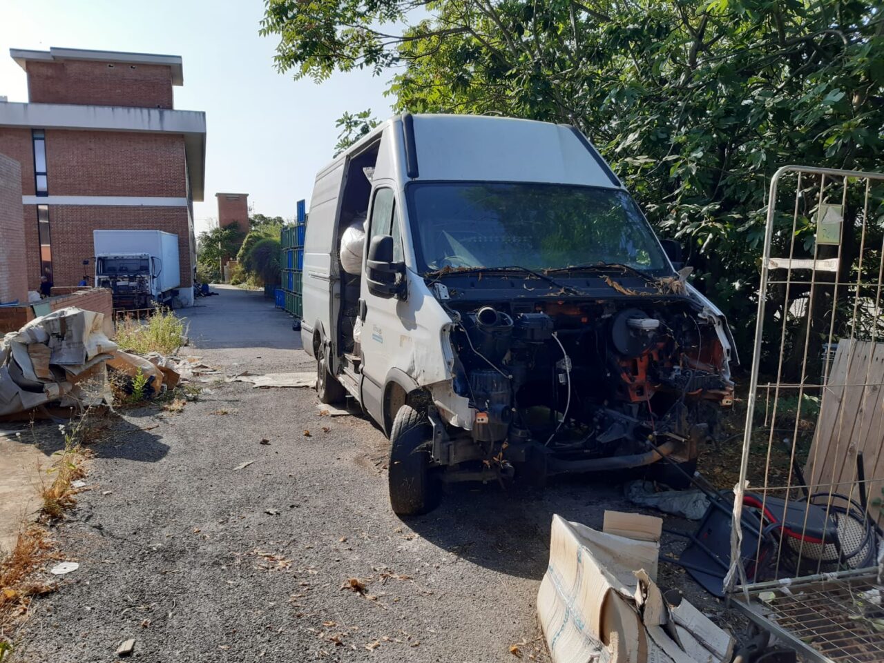 Campi Bisenzio, Carabinieri forestali denunciano imprenditore per gestione illecita di rifiuti: smontava pezzi di 17 veicoli in abbandono per “rimotarli” ai mezzi della società