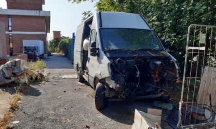 Campi Bisenzio, Carabinieri forestali denunciano imprenditore per gestione illecita di rifiuti: smontava pezzi di 17 veicoli in abbandono per "rimotarli" ai mezzi della società