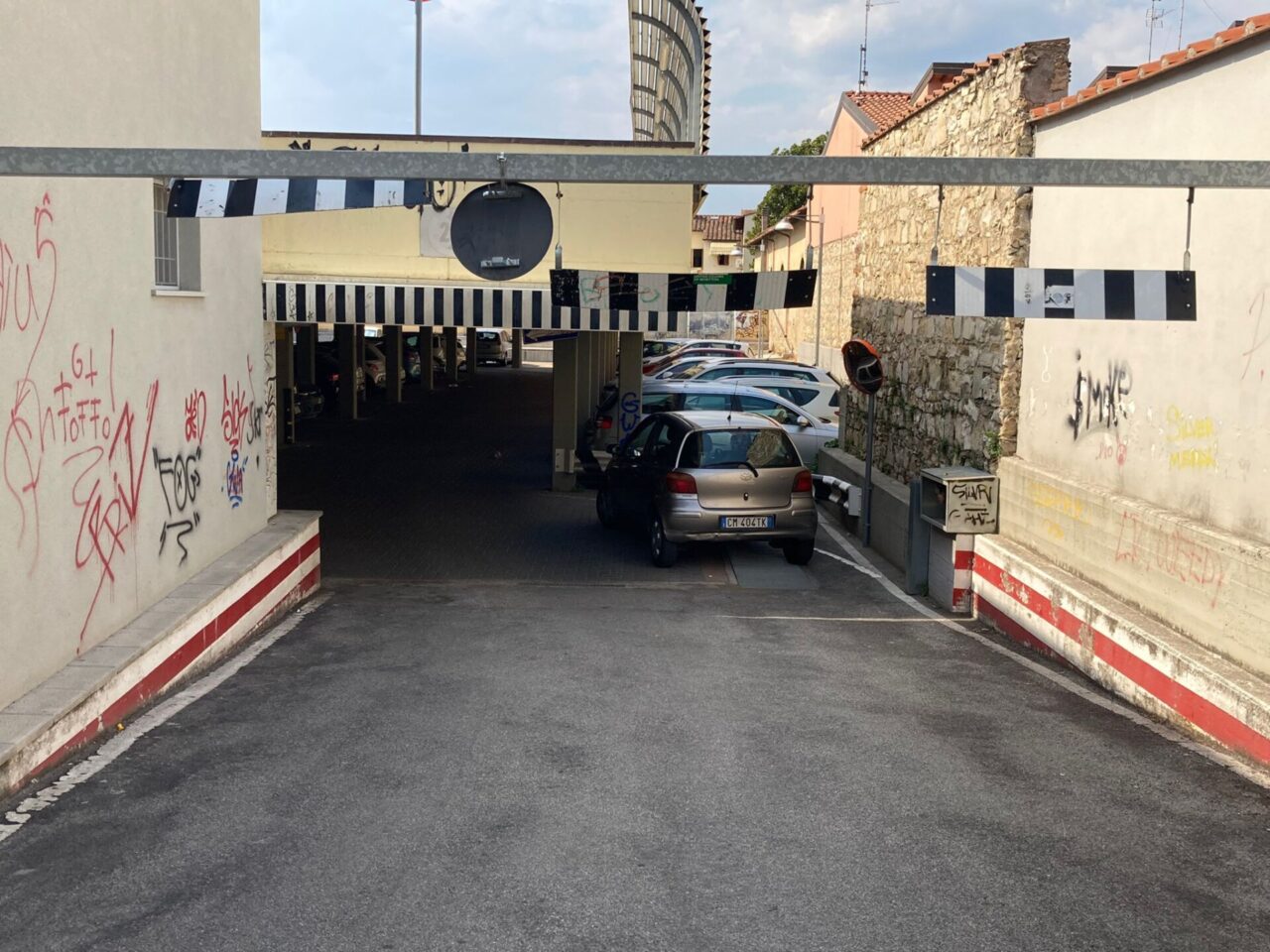 Il parcheggio del degrado in via Gramsci