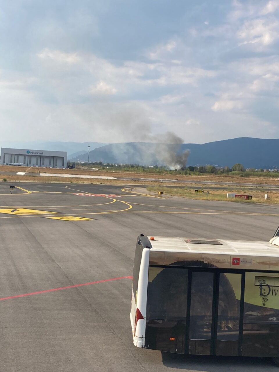 Incendio vicino alla recinzione dell’aeroporto di Peretola