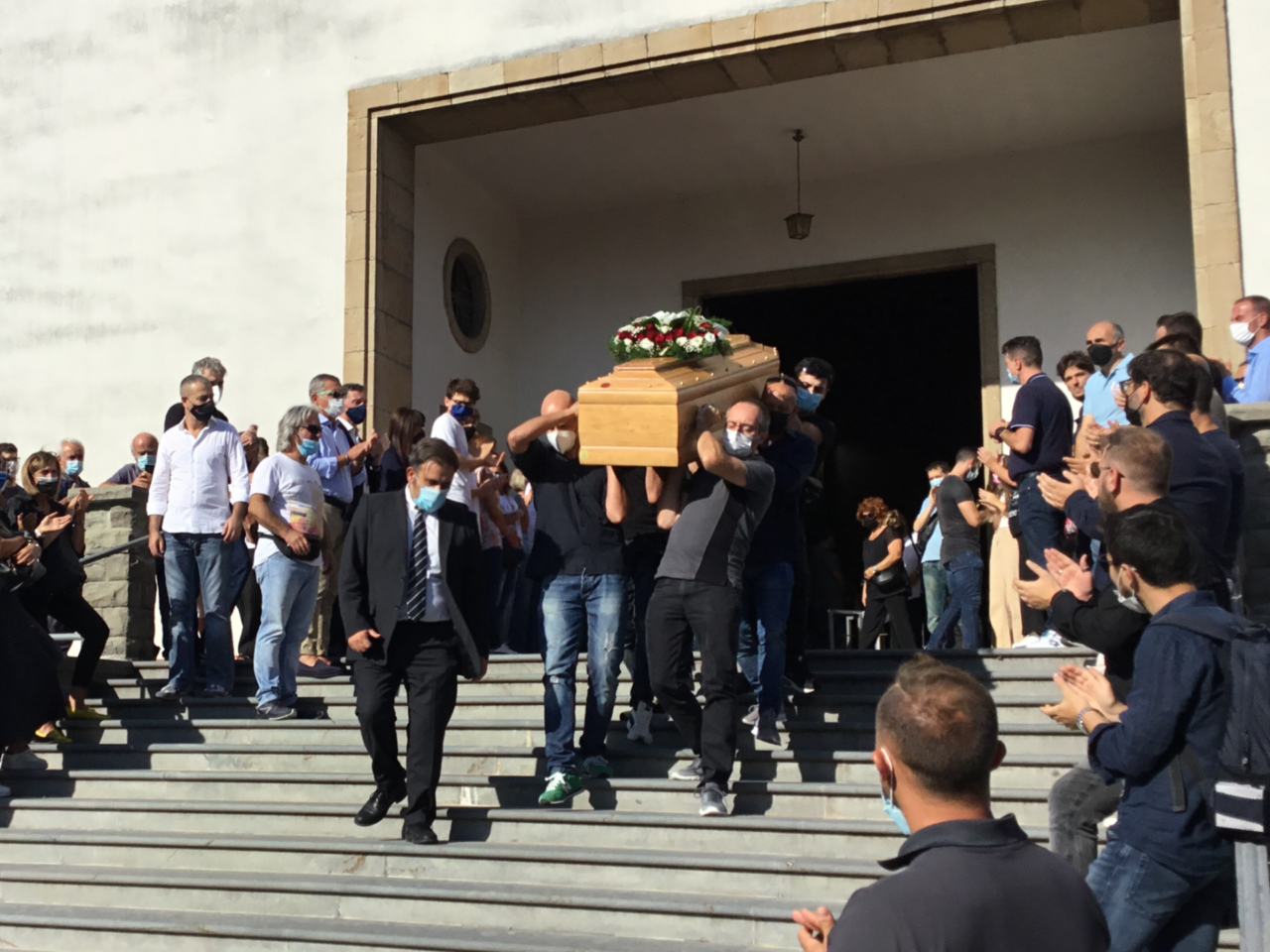 Ciao Beppe, folla di persone all’ultimo saluto dell’operaio morto nell’azienda di Capalle