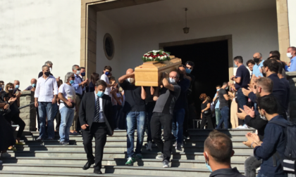 Ciao Beppe, folla di persone all’ultimo saluto dell’operaio morto nell’azienda di Capalle