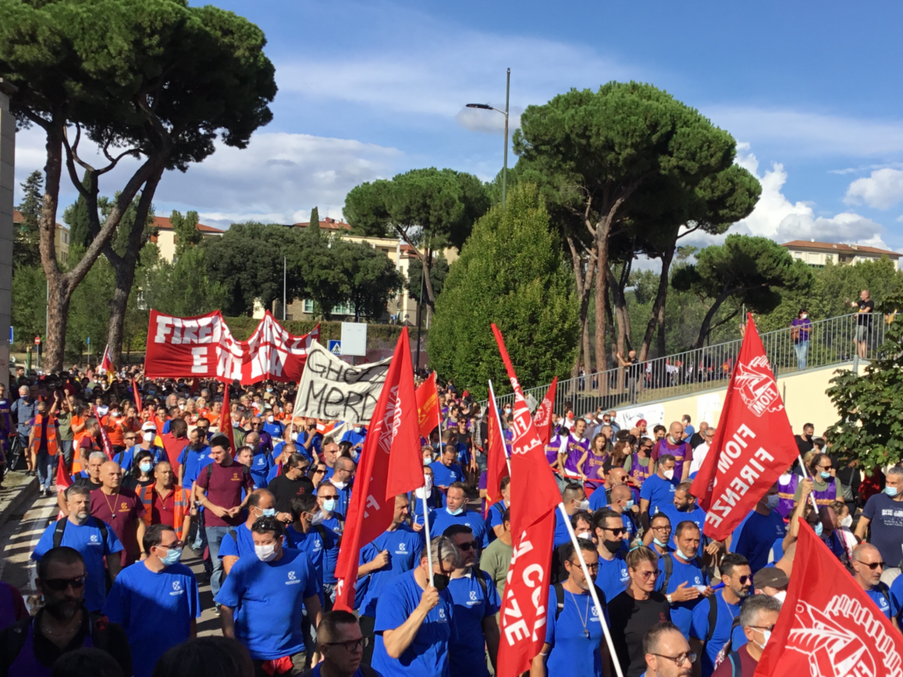 Gkn, in migliaia sfilano a Firenze per difendere il posto di lavoro
