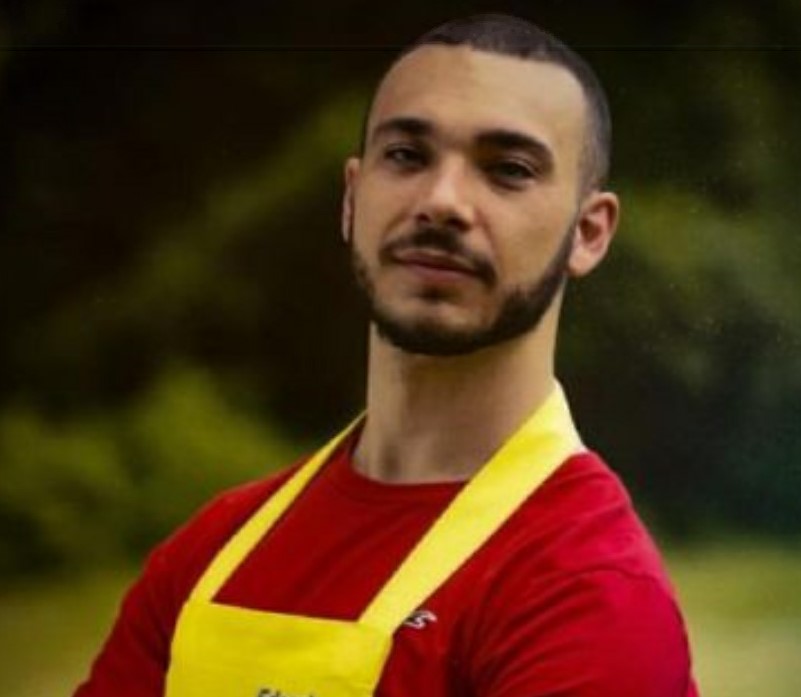 Il volontario del 118 che  in cucina usa  gli strumenti chirurgici