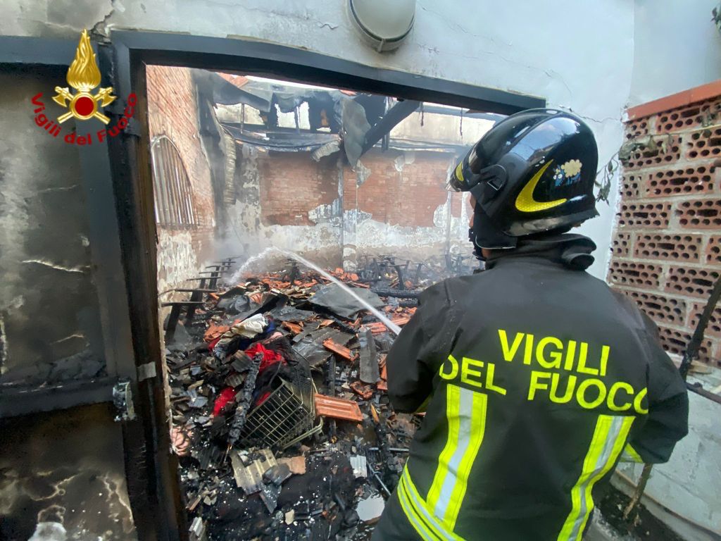 Prato: incendio di una confezione