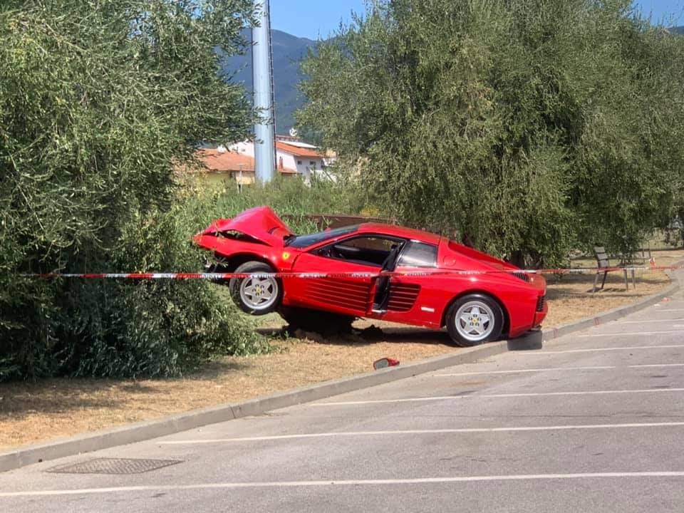 L’incidente della Ferrari a Montemurlo: il conducente se la cava con 300 euro di multa