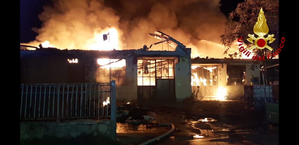 Montemurlo, incendio devasta tre capannoni industriali
