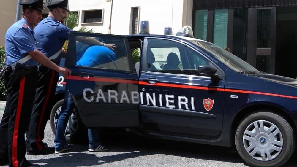 Carmignano: minaccia con un’arma due giovani per farsi dare le sigarette