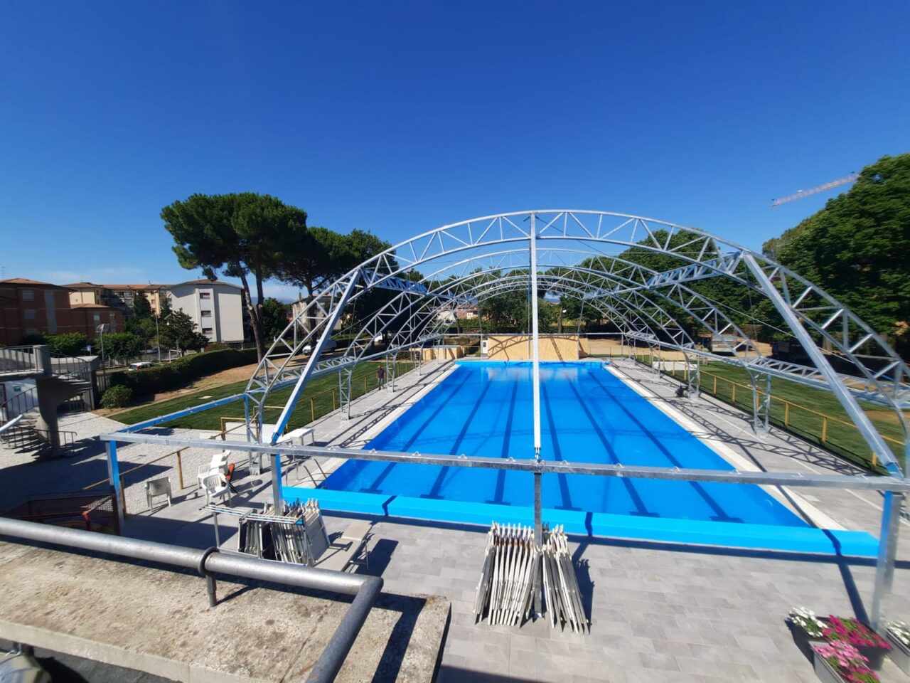 Piscina comunale, conclusa la stagione estiva ripartono i lavori per il completamento della copertura
