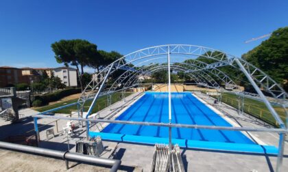 Piscina comunale, conclusa la stagione estiva ripartono i lavori per il completamento della copertura