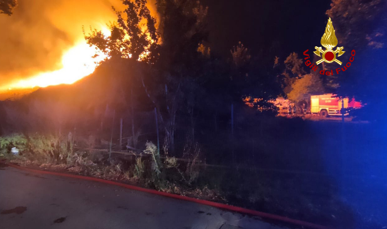 Incendio in una ditta di riciclaggio, sul posto i vigili del fuoco