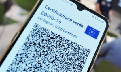 Mostra il Green pass ai carabinieri ma non è il suo