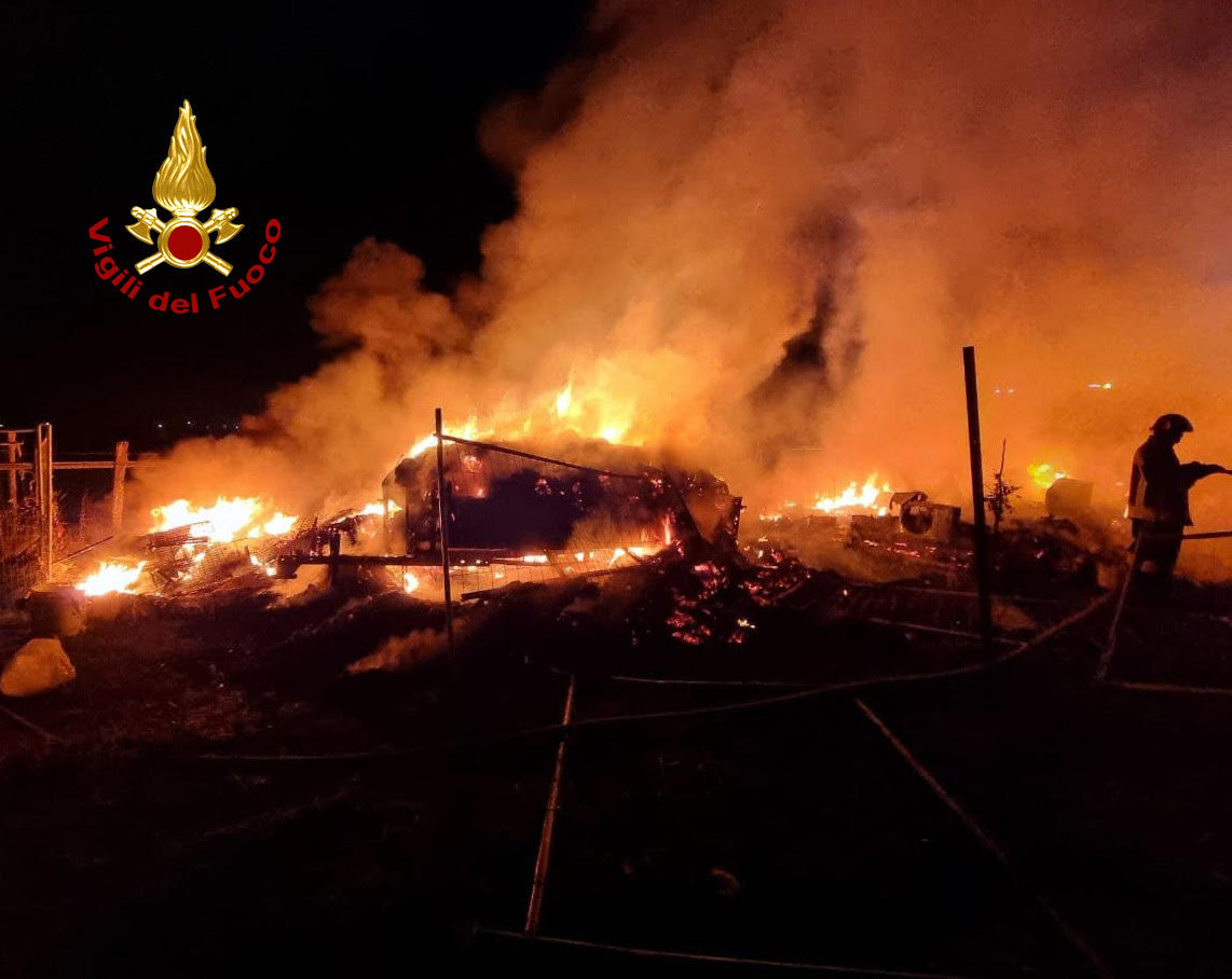 A fuoco due camper a Sesto Fiorentino