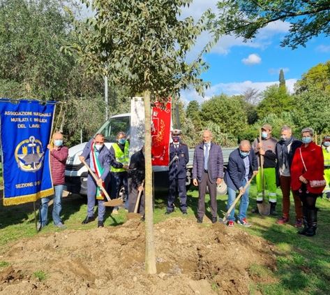 Il Comune di Montemurlo pianta un albero in ricordo di tutte le vittime sul lavoro con un pensiero particolare a Luana, Sabri e Giuseppe