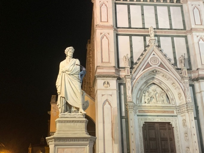 Delirio in Santa Croce: si arrampica sulla statua di Dante. Costretti a sedarlo per portarlo via