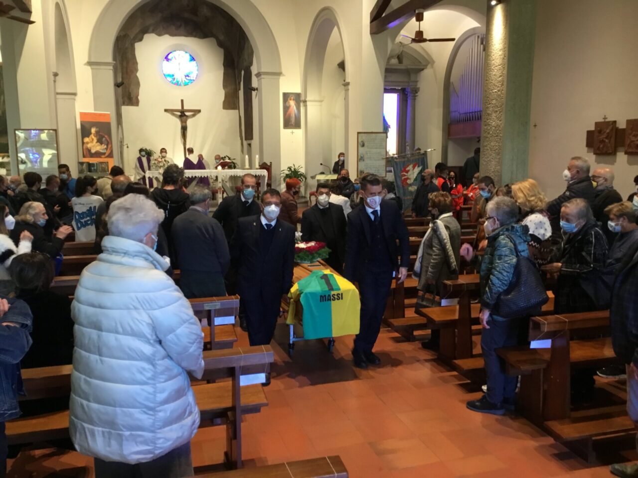 Addio Massimiliano, folla di persone al funerale in San Lorenzo