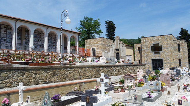 Cimitero di Rocca in ordine per la festa di Ognissanti