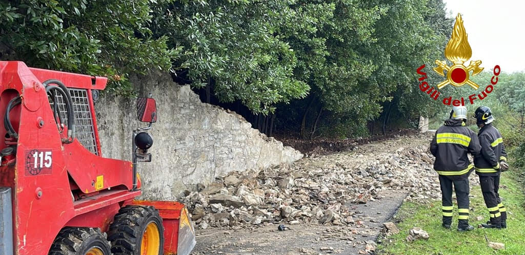 Crollo di un muro in pietra a Calenzano