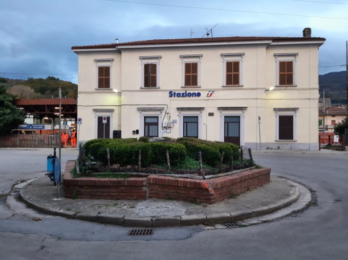 “La piccola rotonda della stazione di Vaiano è un’aiuola danneggiata”