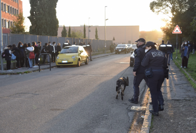 Controlli antidroga nei plessi scolastici di via di Reggiana