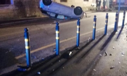 Vaiano, auto si ribalta nella notte sulla 325: nessun ferito per fortuna