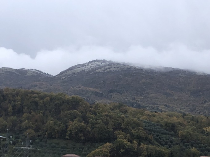 Prima neve imbianca la Calvana