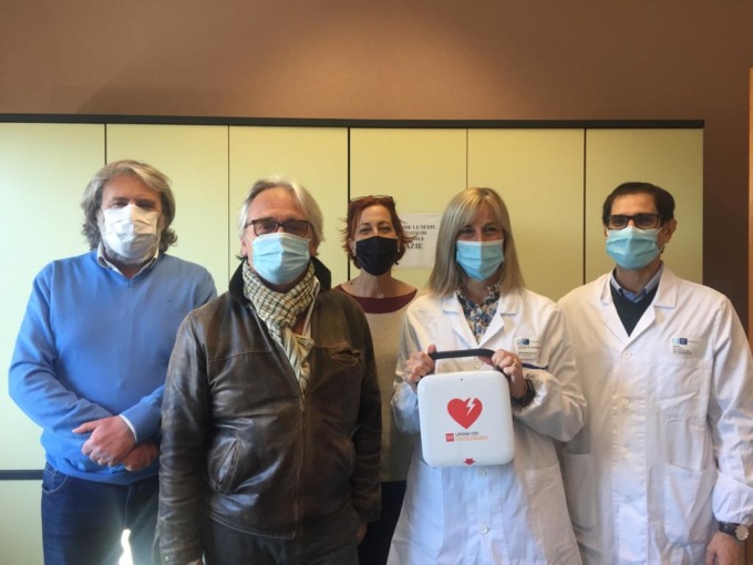 Il Cral Ausl Toscana centro dona un defibrillatore alle cure territoriali della zona fiorentina sud est