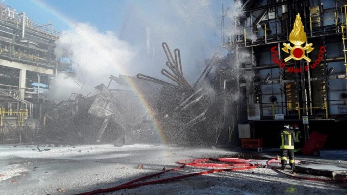 Incendio alla raffineria Eni
