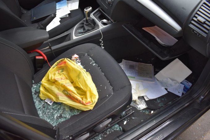 Danneggia auto in sosta in via del Castagno a Prato, denunciato