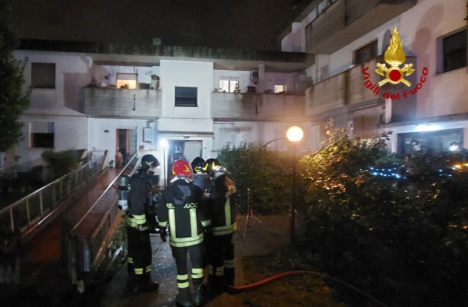 Prova a salvare il proprio cane dall’incendio sviluppato in casa ma rimane intossicato