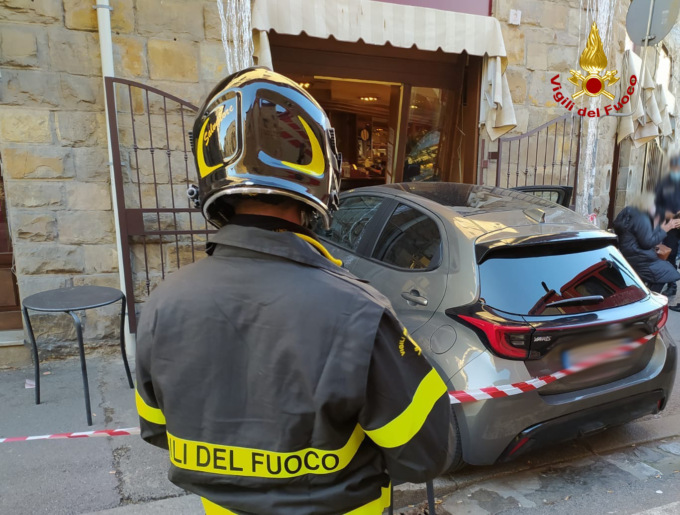 Un auto sfonda l’ingresso di un esercizio commerciale di piazza Gualfredotto