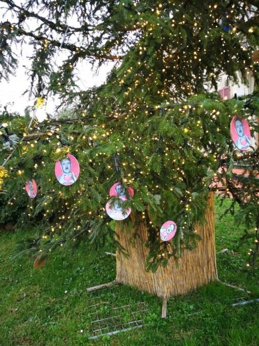 Palline di Natale con effigi naziste sull’albero del Comune