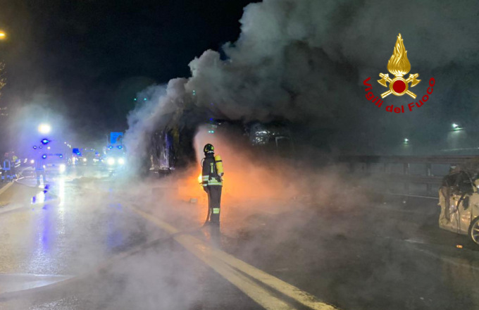 Brutto incidente questa notte in A1 tra due mezzi pesanti e un’auto