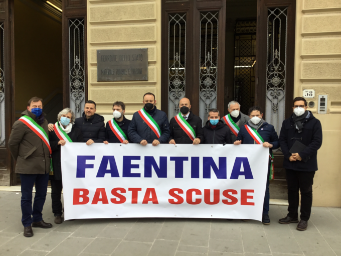 Sit-in dei sindaci del Mugello davanti a Rfi per la situazione della Faentina. Gandola (FI): “E perché non davanti la Regione?”
