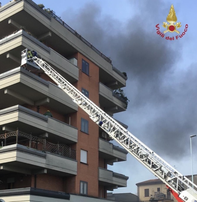 Spara alla moglie e poi si toglie la vita con lo stesso fucile: tragedia in via Filzi a Prato