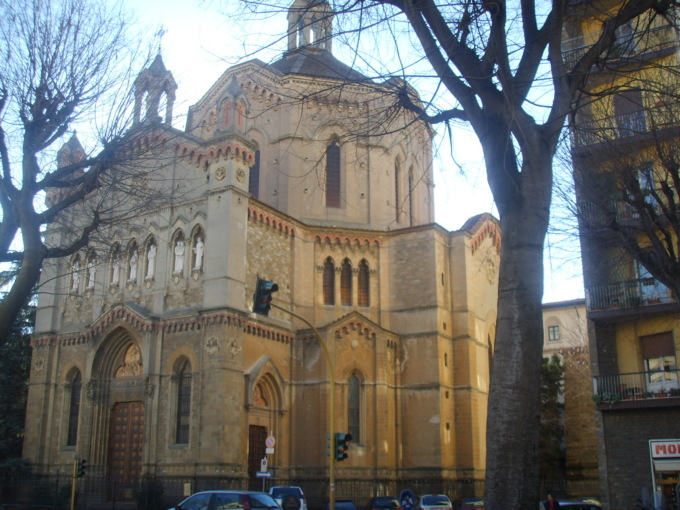 Entra in chiesa durante le preghiere e vuole soldi senza successo: denunciato dopo aver lanciato delle sedie