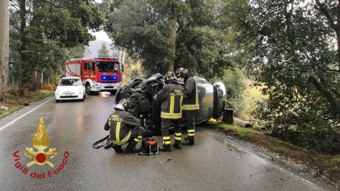 Incidente in via di Galceti: giovane portato in codice rosso all’ospedale dopo l’impatto dell’auto con un albero