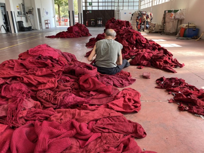 Stracci, il documentario di Tommaso Santi su Prato, i suoi Cenciaioli e la sostenibilità ambientale del settore Moda arriva in sala a Firenze 