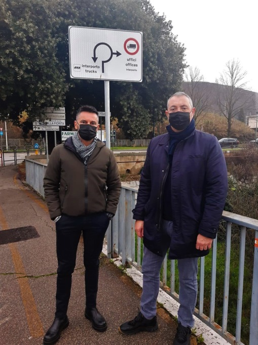 Stop ai camion dentro Gonfienti: 25 cartelli per indicare l’entrata corretta all’Interporto