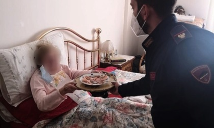 Poliziotti vanno a casa di una anziana all'Isolotto preparando da pranzo e facendo il bucato