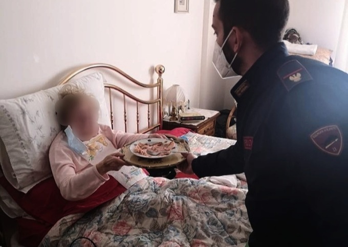 Poliziotti vanno a casa di una anziana all’Isolotto preparando da pranzo e facendo il bucato