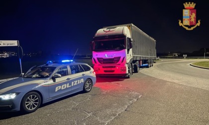 Si scambiano di posto mentre guidano un mezzo pesante rischiando di provocare una strage