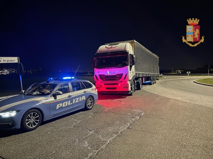Si scambiano di posto mentre guidano un mezzo pesante rischiando di provocare una strage