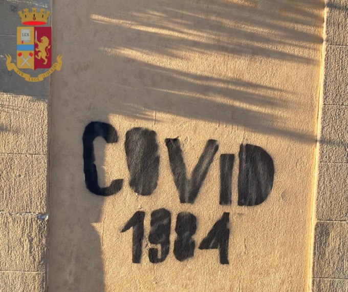 Scritte “No-vax” su edifici del centro storico: denunciate due ragazze fiorentine di 17 anni