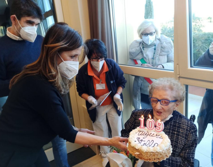 Il traguardo di Estella Caprotta, a 109 anni sorridente e gioiosa come non mai. Nell’ironia il segreto che allunga la vita