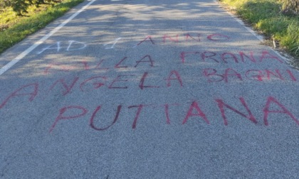 In via di Carcheri una scritta offensiva contro la sindaca Angela Bagni